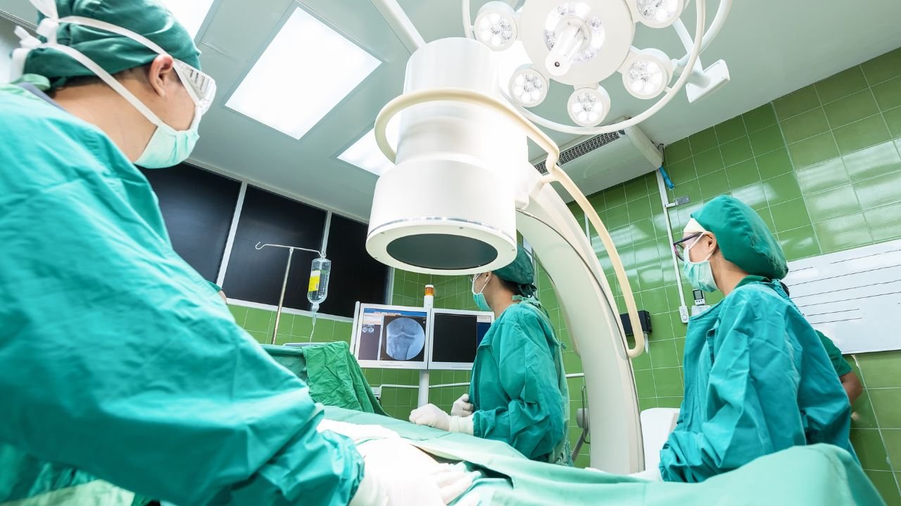 Noworodek wypadł lekarzowi z rąk na podłogę. Sąd zdecydował w sprawie medyka