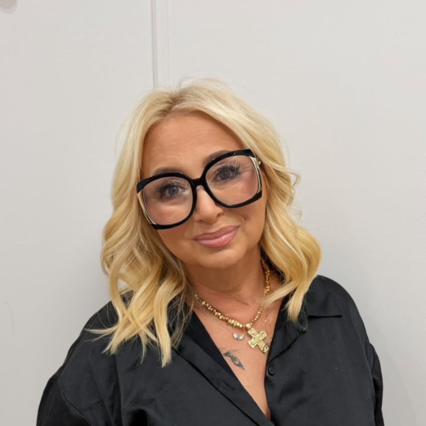 margareta w czarnych okularach
