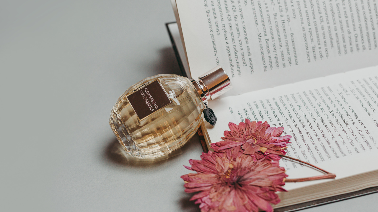 na książce ułożona buteleczka z jesiennymi perfumami