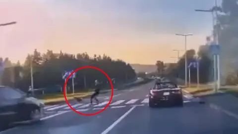 kadr z kamery samochodowej rejetrujący potrącenie pieszego na pasach w nowym sączu