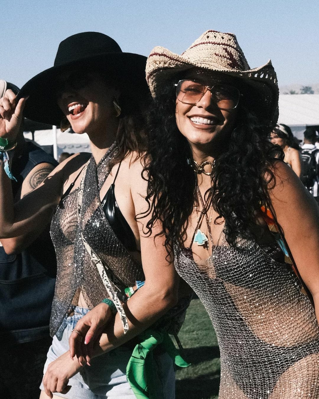 Vanessa Hudgens na Coachelli 2022 w neonowym manicure: różowe i dwukolorowe paznokcie to trend wiosny