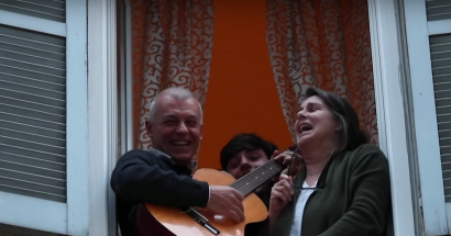 Zamknięci w swoich domach Włosi śpiewają na balkonach