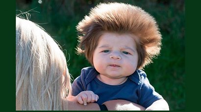 Pamiętacie niemowlaka z bujną czupryną? Junior Cox-Noon ma już 4 lata! Jak dziś wygląda jego fryzura?