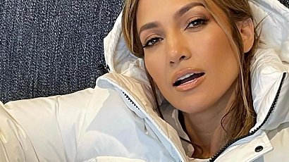 Jennifer Lopez bez grama makijażu promuje autorską markę kosmetyków. Wygląda na 52 lata?