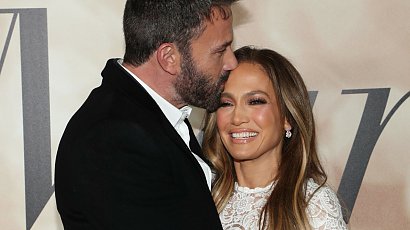 52-letnia Jennifer Lopez w białej mini kusi nogami na ściance i wtula się w Bena Afflecka