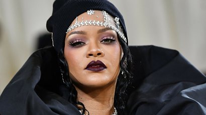Rihanna znów odsłania ciążowy brzuch i dekolt. Internauci sugerują, że przesadza ze stylizacjami