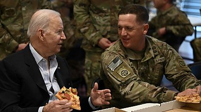 Joe Biden zjadł pizzę podczas wizyty w Polsce! Właściciel lokalu nie wiedział, że prezydent USA jej spróbuje. "Na 100% tę, którą jadł nazwiemy pizzą prezydenta Joe Bidena"