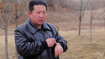Kim Dzong Un zaskoczył stylizacją podczas testowania pocisku. Propagandowe nagranie od razu przerobiono na memy!