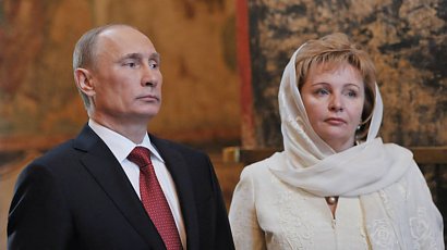 Była żona Putina żyje w luksusach we Francji. Na bramie jej domu widnieją wyzwiska skierowane do prezydenta Rosji