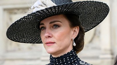 Księżna Kate w białej sukience i kapeluszu na obchodach jubileuszu Elżbiety II. Jednak to Louis skradł show!