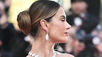 Alessandra Ambrosio w sukni ledwo zakrywającej piersi! 41-latka szokuje w Cannes