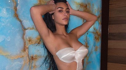 Kim Kardashian znowu eksponuje praktycznie nagie pośladki na plaży. Ideał kobiecego piękna?
