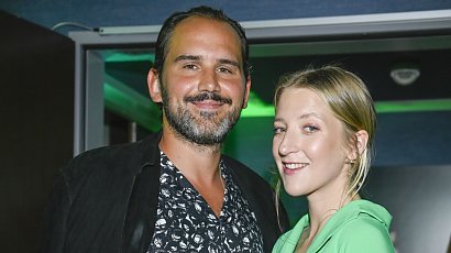 Lara Gessler i Piotr Szeląg na pokazie MMC! Zielona sukienka podkreśliła ciążowy brzuszek!