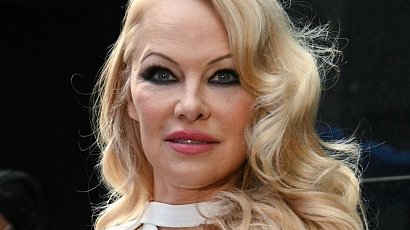 54-letnia Pamela Anderson zachwyca figurą w modnej stylizacji! "Uwielbiam takie stylizacje! No i te zgrabne nogi!" - ktoś pisze
