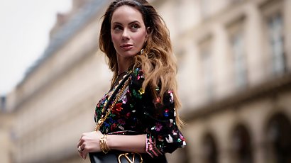 Paryski szyk w wiosennych outfitach. Najmodniejsze stylizacje zainspirowane francuskim stylem!