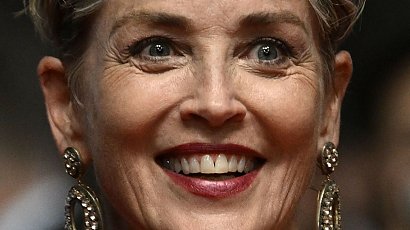 Sharon Stone w 3 stylizacjach w Cannes: białej sukience, zielonej z rozcięciem do pasa i czerwonej skórzanej! Oszołamia! Wygląda na 64 lata?