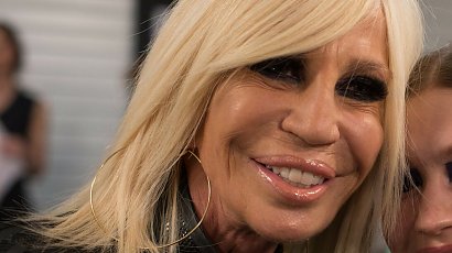 67-letnia Donatella Versace bez zmarszczek na ślubie Britney Spears. Jest coraz gorzej czy coraz lepiej?