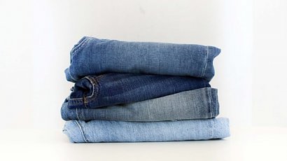 Kolorowe jeansy męskie – zobacz te stylizacje!