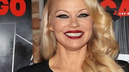 Pamela Anderson zadaje szyku w nietypowej kreacji! "To suknia ślubna?" - dopytują fani