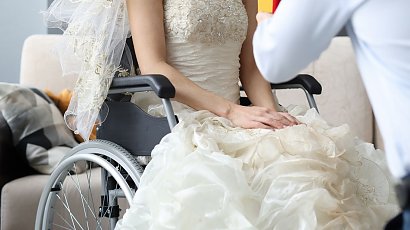 "Jeżdżę na wózku inwalidzkim i biorę ślub. Wybierając buty, spotkałam się z chamstwem w salonie sukien ślubnych"