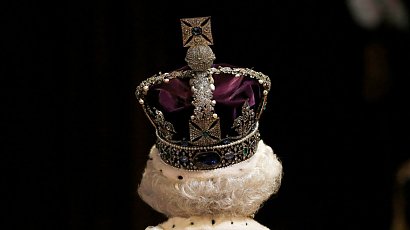 W jakim stroju została pochowana Królowa Elżbieta II? Eksperci są przekonani, że nie zabrakło ulubionych dodatków monarchini