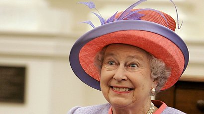 Królowa Elżbieta II i jej styl: jednokolorowe komplety, wymyślne kapelusze i... soczyste kolory!