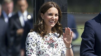 Księżna Kate zachwyciła w białej sukni na bankiecie. Pochodzenie jej biżuterii chwyta za serce...