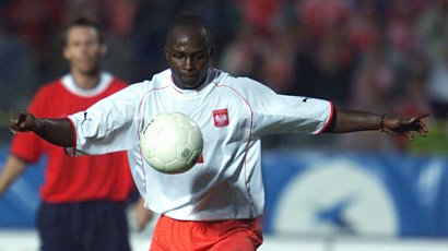 Emmanuel Olisadebe namieszał w polskim futbolu, wziął ślub z Polką, a potem zniknął. Co robi dzisiaj?