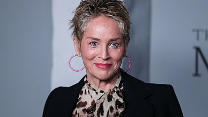 Sharon Stone w różowym garniturze z piórkami i diamencikami. 64-latka tym razem przesadziła?