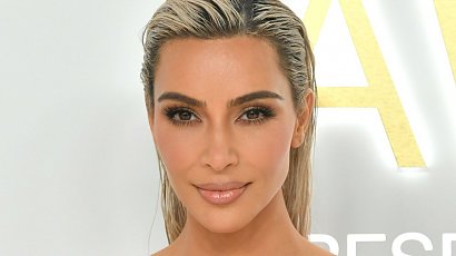 Kim Kardashian ZNOWU nie może wejść po schodach w zbyt wąskiej spódnicy. "To ma być sexy? Chodzi jak moja babcia!"