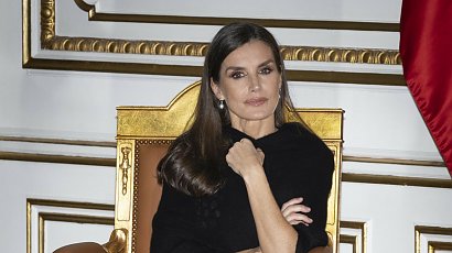 Królowa Letizia błyszczy w biało-czarnej sukience podczas wizyty w Angoli. Jeden efekt kreacji całkowicie ją odmienił!