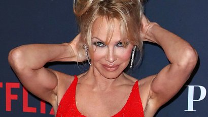 Pamela Anderson w torebce nosi stringi. W razie potrzeby zakłada je... Nie, nie tam, gdzie się spodziewacie