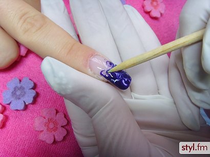 Krok 2) Za pomocą wykałaczki mieszamy fiolet z bielą, tak by żele dokładnie pokryły końcówkę paznokci. 