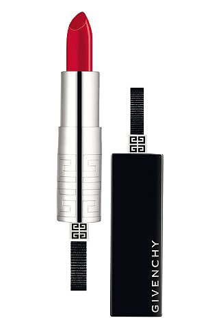 Givenchy – Każdy sezon potrzebuje nowego spojrzenia na klasyczny odcień czerwonego, a Givenchy ze swoim Rouge Interdit w odcieniu Bucolic Poppy N° 54 jest tak pewny siebie i odważny, jak to tylko możliwe.