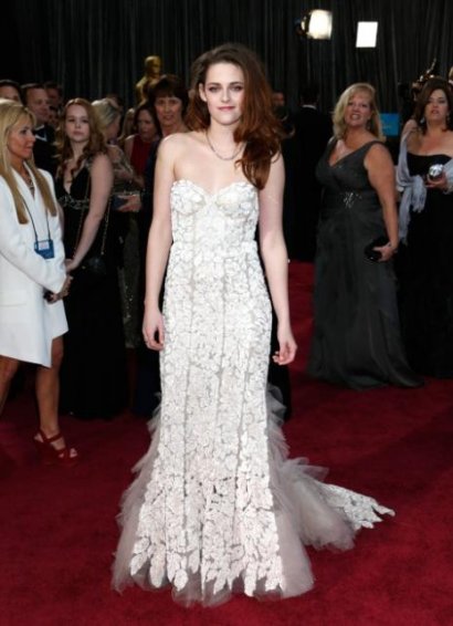 Kristen Stewart uwydatniła małe piersi. Sukienki nie wybiera się z wieszaka - zawsze trzeba sprawdzić, jak leży na konkretnej figurze.