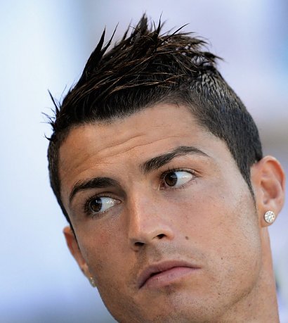 Christiano Ronaldo układa włosy dokładnie, tak, by nawet nie drgnęły podczas meczu.