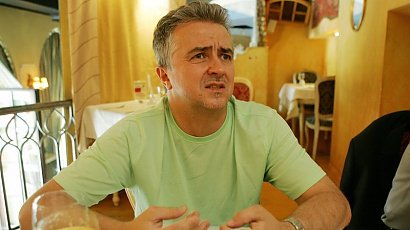 Ojciec dziewczynki jest zrozpaczony. Obcy ludzie będą wychowywać jego córkę, choć on jest w stanie robić to samodzielnie.