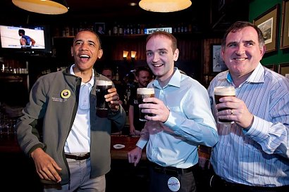 Prezydent jako zwykły Amerykanin, który celebruje Dzień Patryka - święto piwa.