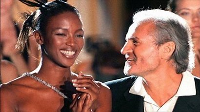 Campbell była ulubioną modelką Gianniego Versace.