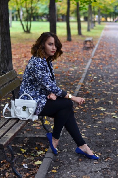 To, że uniform nie musi być nudny, pokazała również Sylwia, która prowadzi blog callistafashion.blogspot.com. Marynarka, którą ma na sobie Sylwia, również łączy dwa trendy: granat i moro.