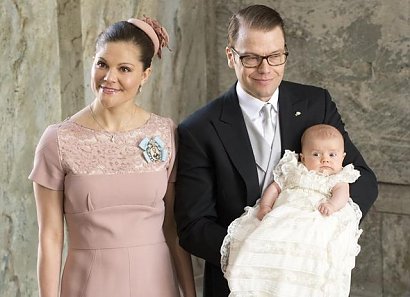 Księżniczka Wiktoria Bernadotte z mężem Danielem Westlingiem i córką Stellą.