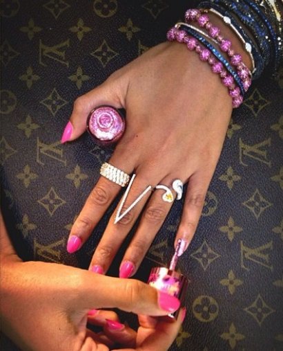 Beyonce chciała pokazać, że umie sama malować paznokcie, czy chodziło raczej o torebkę LV?