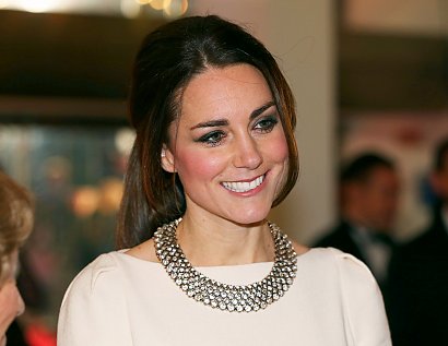 Kate nawet w makijażu wieczorowym nie przesadza z używaniem cieni. Kolorowe kosmetyki mają podkreślać naturalny wdzięk, nie zaś budować nowy wygląd.
