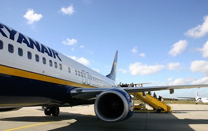 Wejdźcie na stronę oferującą tanie przeloty, o tej porze roku można znaleźć największe promocje! Przykładowo tygodniowy wypad do Amsterdamu: przelot w obie strony 300 zł, hostel 600 zł, zabawa: wedle uznania ;) Chyba że preferujecie dalsze podróże - widzieliśmy gdzieś loty do Dubaju w promocyjnej cenie 450 zł w obie strony! 