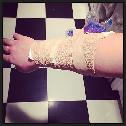 Na portalach społecznościowych wstawia zdjęcia i filmy z zabiegów usuwania tatuaży laserem