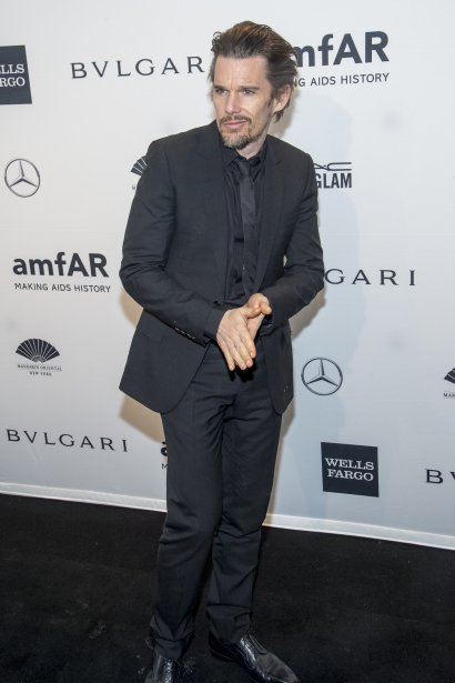 Aktor Ethan Hawke postawił na czerń od stóp do głów. Elegancja i klasyka w czystym wydaniu.