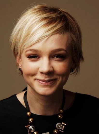 Z kolei Carey Mulligan stawia na dziewczęcy urok - bardzo subtelnie zaczesana na bok grzywka wygląda wprost czarująco!