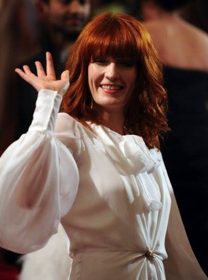 A skoro już przy muzyce jesteśmy - dziewczyna, która z grzywką niemal się nie rozstaje. Florence Welch stawia na ciężką, grubą grzywę, kończącą się na linii brwi. Takie cięcie zdecydowanie pasuje do dłuższych, gęstych włosów. Przy mocnych rysach twarzy Florence wygląda rewelacyjnie! Odważyłybyście się?