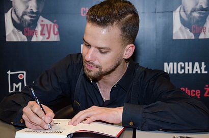 Michał Piróg z zaangażowaniem podpisywał książki