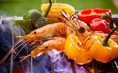 Mogłoby się wydawać, że to oklepany pomysł, ale nic bardziej mylnego! Grillowanie nigdy nie wyjdzie z mody. To cudowny sposób na relaks w gronie najbliższych. Warto zamiast standardowej kiełbasy przygotować owoce morza, warzywa i białe mięso. Atmosfera ta sama, a jedzenie zdrowsze!